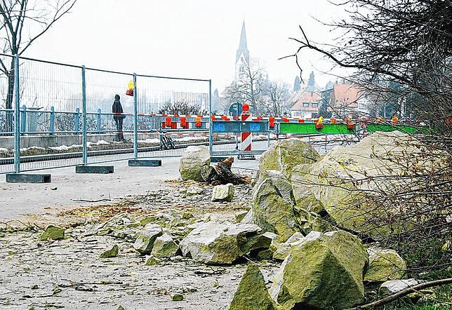 Felsen auf der B31-alt im Januar 2006 nach einem Hangrutsch. Im Zuge des Vorfalls war die Strecke mehrere Tage lang gesperrt.