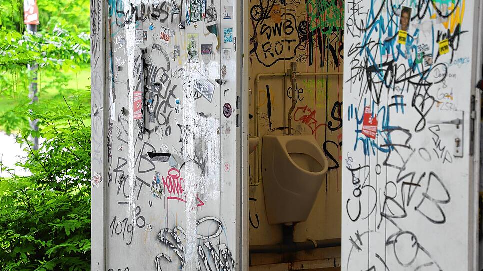 Der WC-Container im Herosé-Park – die Besucher haben Spuren darauf hinterlassen.