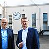 Die Geschäftsführer von Thüga Energie, Markus Spitz (links), und Thüga Energienetze, Christoph Raquet, auf dem Werksgelände im Singener ...