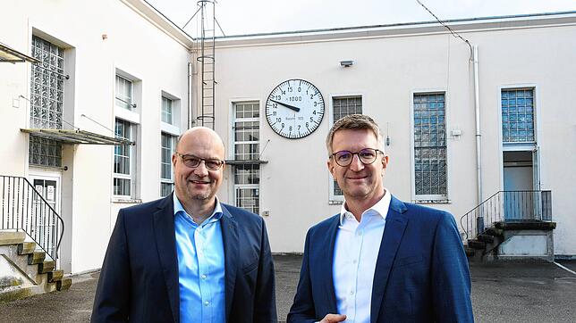 Die Geschäftsführer von Thüga Energie, Markus Spitz (links), und Thüga Energienetze, Christoph Raquet, auf dem Werksgelände im Singener ...