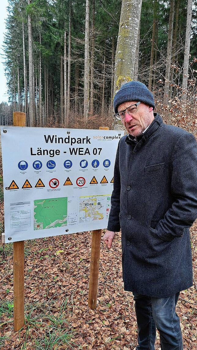Solarcomplex-Chef Bene Müller auf der Baustelle des Windparks Länge bei Hüfingen.