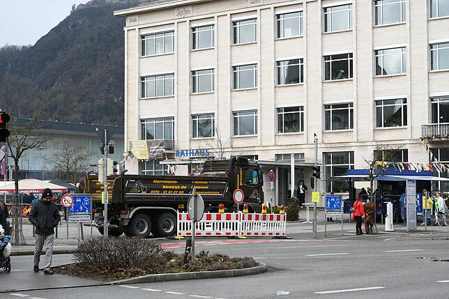 Sicherheit spielte bei der Fasnacht in Singen eine große Rolle – die Zufahrt zum Rathausplatz war am Schmotzigen Dunschtig mit einem ...