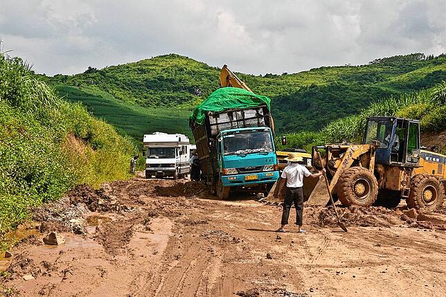 Eindrücke von der geführten Wohnmobil-Fernreise nach Singapur: In China hat es der Konvoi mit schwierigen Straßenverhältnissen zu tun.