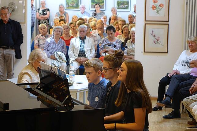 Sechshändig am Flügel: Drei Nachwuchspianisten der Jugendmusikschule Bad Säckingen spielten bei der Vernissage.
