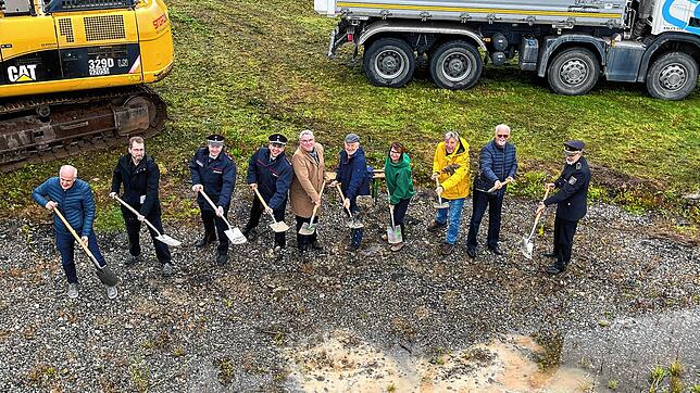 Bald gibt es ein neues Feuerwehrhaus: Nach dem symbolischen Spatenstich sind die Arbeiten bereits angelaufen.