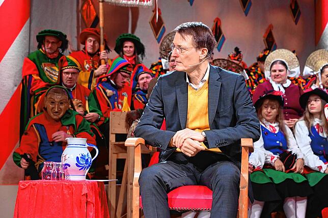 Bild 4: Karl Lauterbach vor dem Narrengericht Stockach: Die ersten Bilder