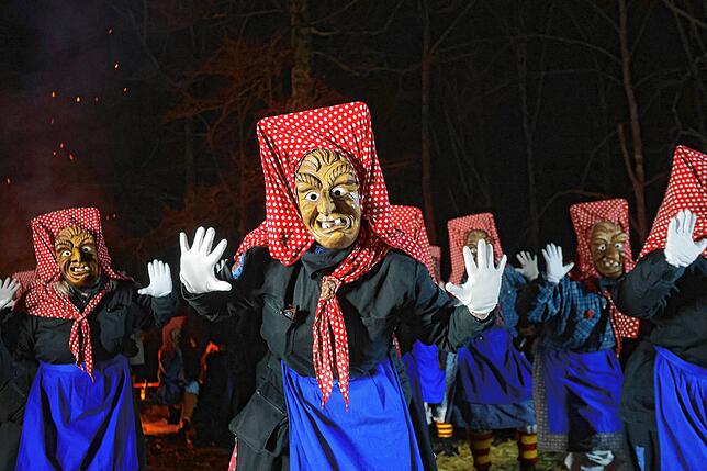 Bild 1: In Konstanz erwacht die Fasnacht 2025: Riedhexen und Schneeschreck tanzen durch den Wald