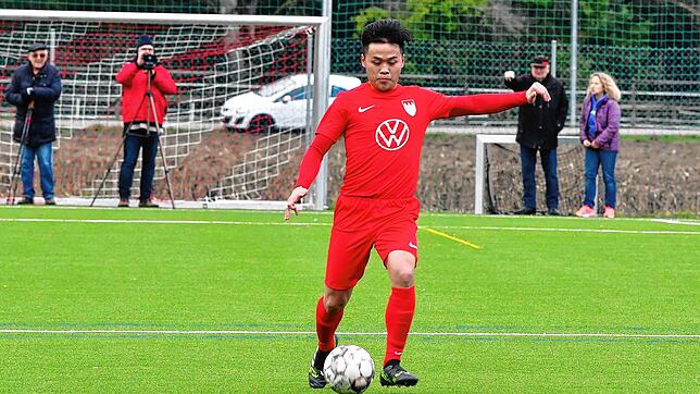 Antrittsstark: Fehlende Körperlichkeit macht Defensivspieler Max Le (19) vom FC Tiengen 08 mit Schnelligkeit und Technik wett.