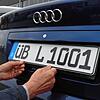 Ein Autofahrer hält sich sein Kennzeichen ans Heck. Seit Februar gibt es wieder die Überlinger ÜB- und das Tettnanger TT-Kennzeichen ...
