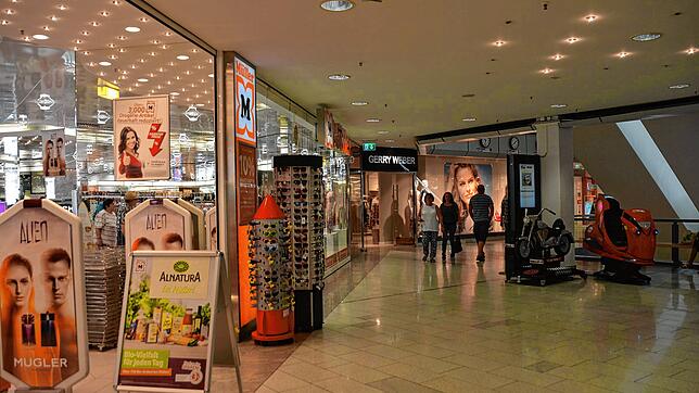 Aktuell überprüft das Landratsamt, ob auch die Schwenninger Müller-Filiale im City-Rondell ihr Angebot beschränken muss.