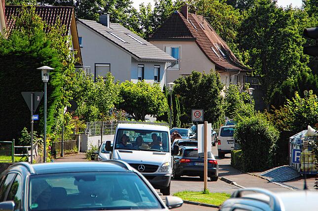 Autos quälen sich durch die enge Hahnstraße. Gemeinsam mit den benachbarten Ensisheimer- und Bernhardstraße ist die Hahnstraße bei ...