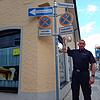 Feuerwehrkommandant Markus Megerle zeigt es an: Hier in der Rosengasse muss der Rettungsweg für die Feuerwehr eingehalten werden. An ...