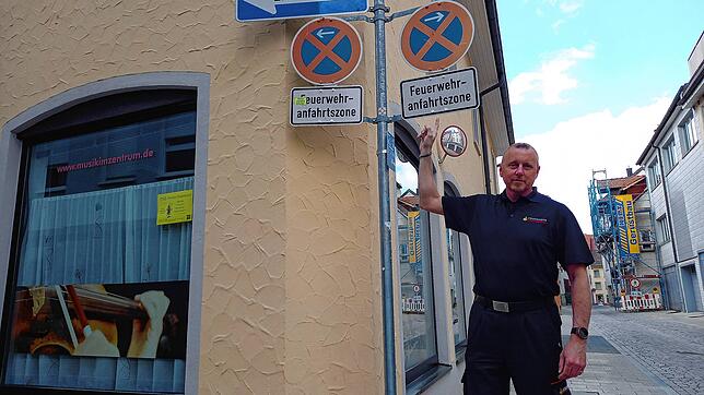 Feuerwehrkommandant Markus Megerle zeigt es an: Hier in der Rosengasse muss der Rettungsweg für die Feuerwehr eingehalten werden. An ...