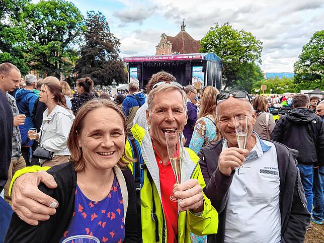Noch ein Prosecco, bevor es losgeht: (von links) Simply-Red-Fans Ariane Tsetan, Udo Bausch und Klaus Lutz.