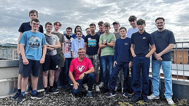 Die Teilnehmer des Coding Camps posieren mit Stephan Strittmatter (Mitte) von Sybit.
