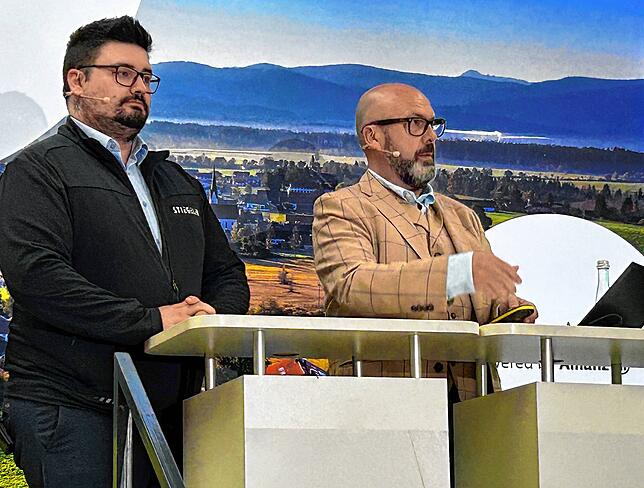 Burak Can (Firma Stiegeler, links) und Rupert Metzler erklären Details zur Planung.