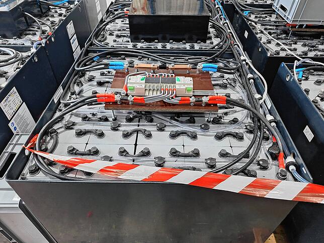 In den Produktionshallen hat Krüger dutzende Akkus verbaut, die den Solarstrom speichern.