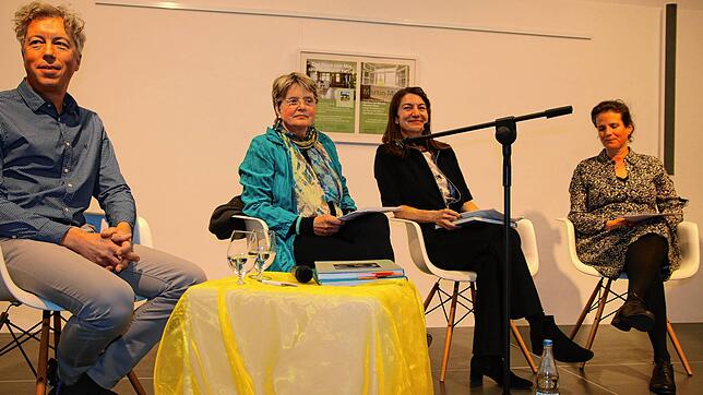 In der Stadtbibliothek erzählen der Fotograf Martin Maier (v.l.) und die Autorin Eva Eberwein von der Entstehung des Buches &bdquo;Das ...
