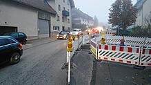 Da wird der Gehweg schon mal als Ausweichstrecke genutzt. Die Engstelle in der Kirchdorfer Straße behindert massiv den Berufsverkehr.