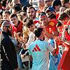 Der spanische Fußballer Daniel Carvajal gibt im Juni nach dem öffentlichen Training der spanischen Nationalmannschaft auf dem Gelände ...