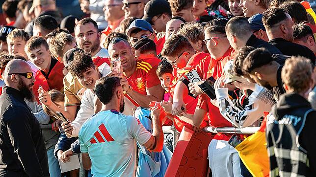 Der spanische Fußballer Daniel Carvajal gibt im Juni nach dem öffentlichen Training der spanischen Nationalmannschaft auf dem Gelände ...