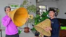 Oliver Olsen Wolf und Tintin Patrone rufen schon mal probehalber in den Betruftrichter. Für ihre Klangperformance sucht die ...