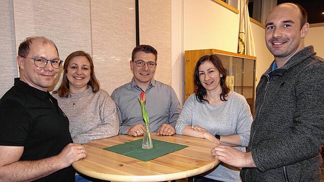 Im Amt bestätigt oder neu gewählt im Vorstand des Musikvereins Oberteuringen (von links): Vorsitzender Felix Metzger, stellvertretende ...