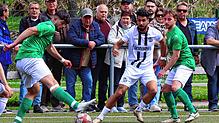 Anto Tavic (links, am Ball) schoss der zwei der fünf Furtwanger Tore und darf sich mit seinem Team über drei Punkte im Spitzenspiel ...