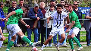 Anto Tavic (links, am Ball) schoss der zwei der fünf Furtwanger Tore und darf sich mit seinem Team über drei Punkte im Spitzenspiel ...