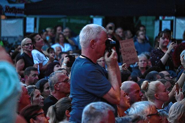 Bild 13: James Blunt begeistert Fans im Salemer Schlosspark
