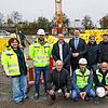 Zufriedene Gesichter zum zweiten Baustart des Stadtwerke-Gebäudes: (hintere Reihe von links) Nicole Kurz, Kai Winkler (Projektplanung ...