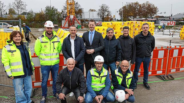 Zufriedene Gesichter zum zweiten Baustart des Stadtwerke-Gebäudes: (hintere Reihe von links) Nicole Kurz, Kai Winkler (Projektplanung ...