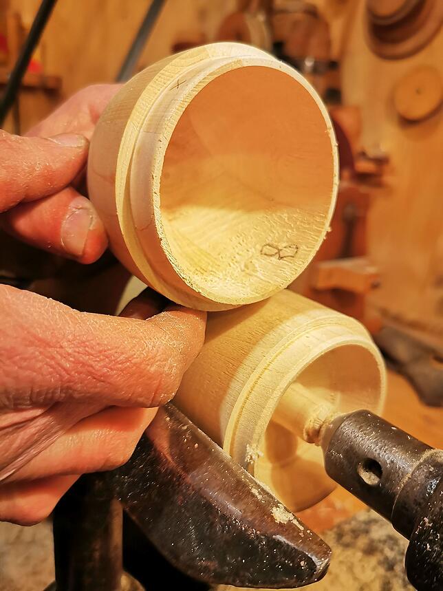 Bild 2: Da braucht&lsquo;s Gefühl für das Material: Der Markdorfer Andreas Beck drechselt aus Holz die Glocken für das Kaujohlegschell