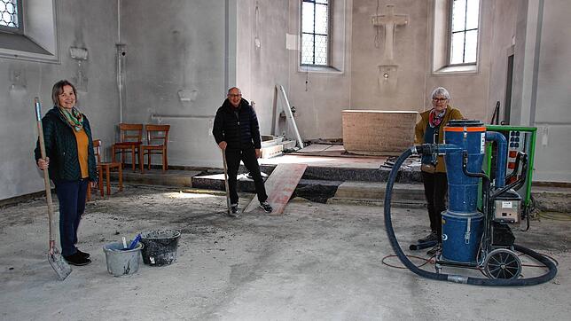 Ein Team von Otterswanger Bürgern unterstützt die Renovierung der Pfarrkirche durch Eigenleistungen, hier von links: Luitgard Götz, Rudi ...