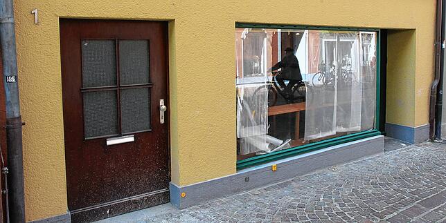 Neugasse 1 im Mai. Zum Zeitpunkt dieser Aufnahme wurde im Inneren noch umgebaut.