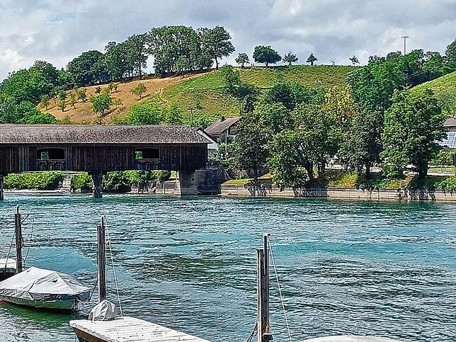 Schöner kann eine Landschaft kaum sein: Der Rhein prägt das Lebensgefühl in der Hochrheingemeinde mit und die Holzbrücke verbindet die ...
