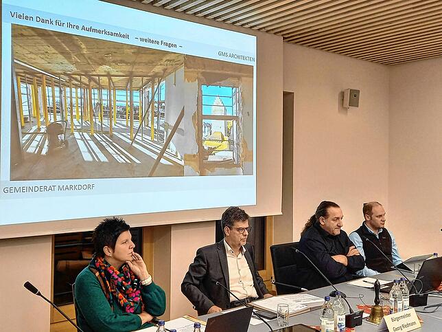 Die Stunde der Wahrheit im Gemeinderat: Bürgermeister Georg Riedmann (Mitte, links) und Architekt Dietmar Kathan (Mitte, rechts) machen ...