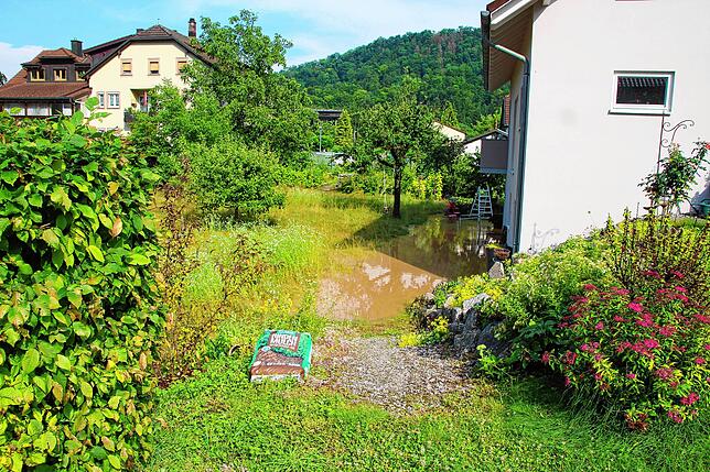Obwohl ihr Erdgeschoss komplett unter Wasser stand und sie wie die Anwohner der Bellêmer Straße, Hallauer Straße, Raingärten, ...