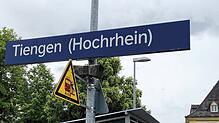 Eine Hinweis-Tafel am Bahnhof Tiengen (Archivbild): Solche Hinweisschilder gehörten zu den Verbesserungen, die die Bahn vor 20 Jahren ...