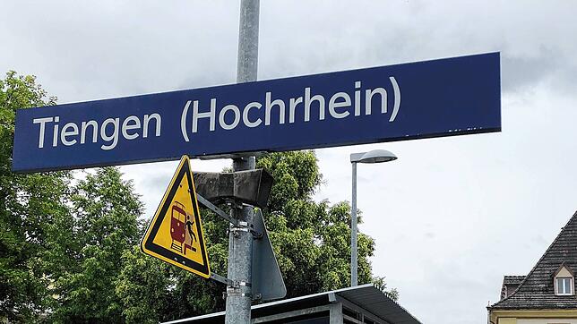 Eine Hinweis-Tafel am Bahnhof Tiengen (Archivbild): Solche Hinweisschilder gehörten zu den Verbesserungen, die die Bahn vor 20 Jahren ...