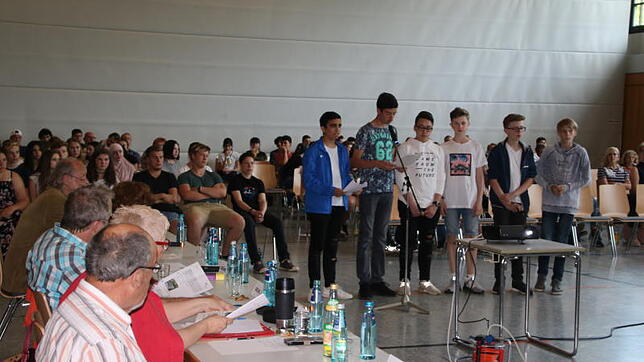 Jugend macht Politik: Vor dem Gemeinderat der Stadt Waldshut-Tiengen präsentierten die Mitglieder des 8er-Rats ihre Ideen, mit denen die ...