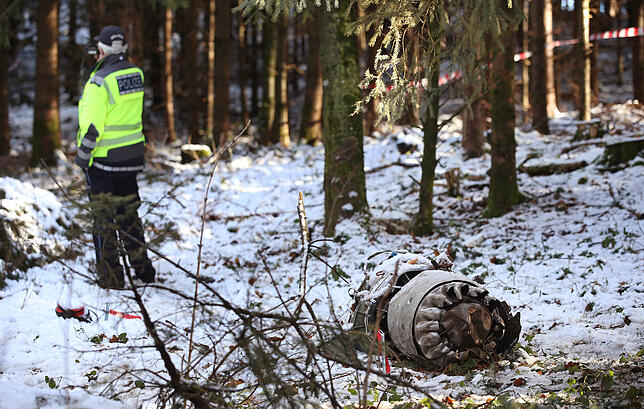 Ein Triebwerk liegt am 15. Dezember 2017 in dem Waldstück bei Sieberatsreute, in dem die Cessna abgestürzt war.