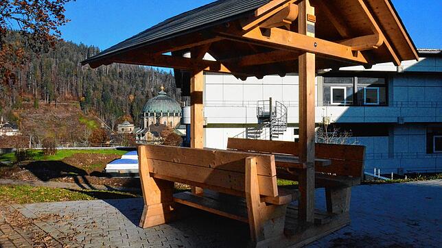 Ein sichtbarer Erfolg ist der von Schülern im Rahmen eines Projektes gebaute überdachte Sitzplatz: Bild: Sebastian Barthmes