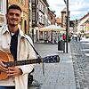 Maik Schirling (23) verbringt seine Mittagspause gerne als Straßenmusiker in Villingen. Vor der SÜDKURIER-Kamera singt er ...