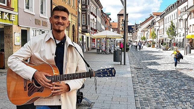 Maik Schirling (23) verbringt seine Mittagspause gerne als Straßenmusiker in Villingen. Vor der SÜDKURIER-Kamera singt er ...