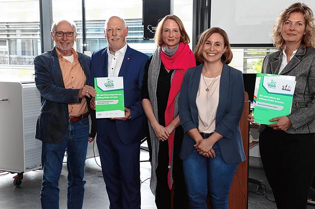 Das Schülerforschungszentrum Singen hat zwei neue Kooperationen. Darüber freuen sich (von links) Horst Scheu (stellvertretender ...