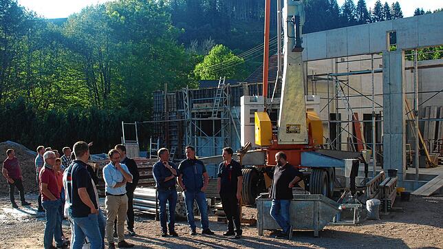 In der vorletzten Sitzung der Amtsperiode besichtigte der Gemeinderat die Baustelle eines wichtigen Projektes: Im Ortsteil Vogelbach ...