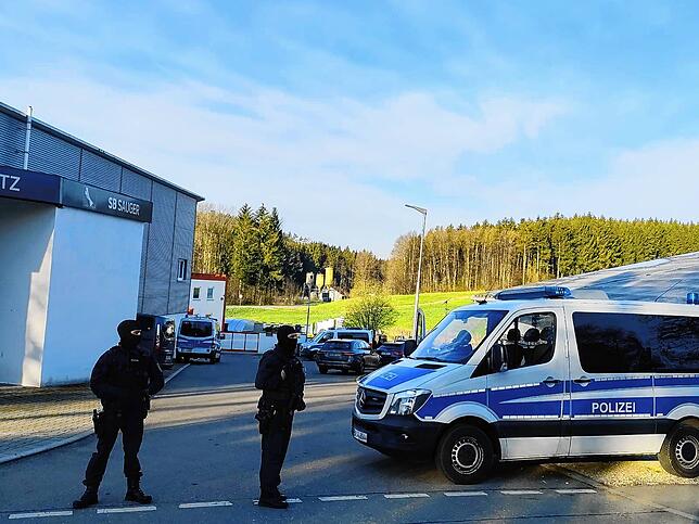 Polizeibeamte durchsuchen das Vereinsheim der Hells Angels in Mühlweiler.