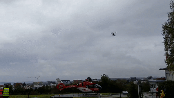 Ein Rettungshubschrauber im Anflug auf den Landeplatz. Noch hat &bdquo;Christoph 45&ldquo; seinen Standort in Friedrichshafen. Das ...