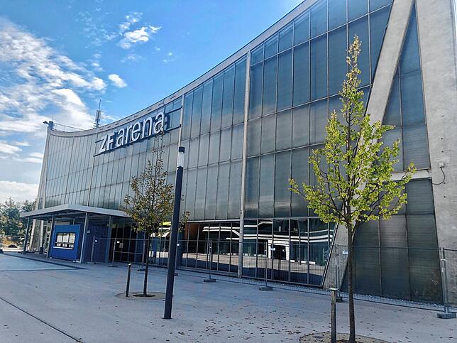 Die alte Spielstätte des VfB, die ZF-Arena. Schon seit Oktober 2019 sind der Stadt Schäden an der Außenfassade bekannt.